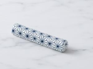 Reposacucharas cilíndrico de cerámica con patrón geométrico azul y blanco para uso en la cocina y la mesa. - Product Image 1