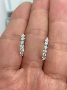 Pendientes de aro para mujer con diamantes redondos naturales GH/SI de 1,00 quilates en oro blanco de 14 quilates - Product Image 1