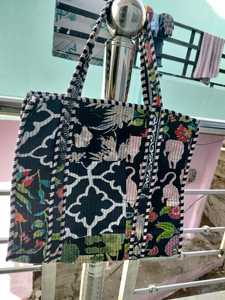 Bolso tote de algodón acolchado con estampado floral y diseño de tela acolchada con patrón bordado decorativo para compras y uso diario. - Product Image 2