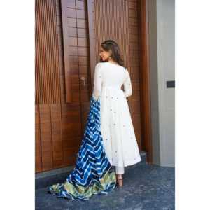 Hermosos Conjuntos Modestos, Elegante Traje Anarkali para Fiestas con Intrincados Bordados de Hilo - Product Image 4