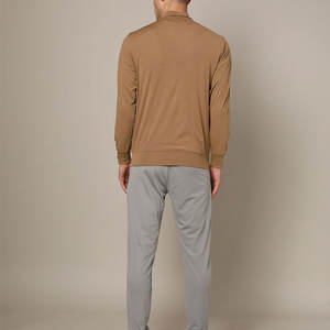 Survêtement durable et léger pour homme, idéal pour un style de vie actif, avec une coupe confortable pour une utilisation toute la journée - Product Image 3