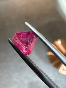 Spinelle rose naturelle de Mahenge, taille fantaisie trion, 1,11 carat, pierre précieuse facettée lâche avec jeu de couleurs, provenant de Tanzanie, pour la fabrication de bijoux - Product Image 2