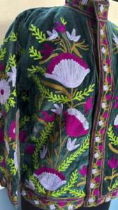 Chaqueta de Terciopelo con Bordado Suzani Hecho a Mano, Estilo Boho Étnico, Abrigo de Invierno para Mujer, Chaqueta de Fiesta Hippie con Estampado Floral Vintage - Product Image 2