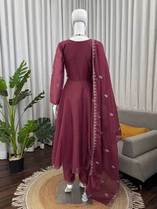 Traje Anarkali Borgoña Bordado, Ropa India y Pakistaní, Vestido de Manga Larga y Dupatta, Corte Holgado, Largo hasta el Tobillo, Tradicional - Product Image 2