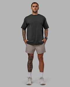 Shorts en polyester tissé gris uni personnalisés pour hommes, séchage rapide, taille mi-haute, cordon de serrage, style décontracté avec poches, vente en gros OEM - Product Image 3
