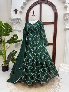 Vestido de seda verde para mujer con bordado dorado, largo hasta el suelo, traje tradicional de boda, estilo étnico de India y Pakistán. - Product Image 5