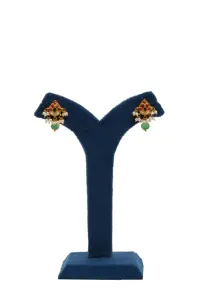 Collier traditionnel plaqué or à motifs floraux avec pendentifs style lotus, pierres rouges et vertes, triple rangs de perles et boucles d'oreilles assorties - Product Image 2