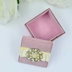Boîte cadeau de mariage de luxe aspect soie rose poudré avec broche en perle et nœud en ruban de satin ivoire, couvercle amovible - Product Image 4