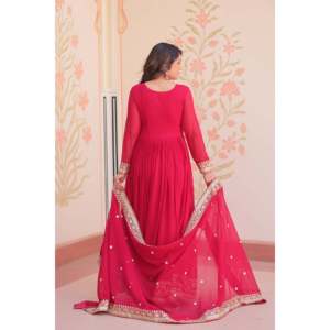 Robe de mariée pour la mère de la mariée en georgette effet fleuri, brodée et drapée, avec dupatta - Product Image 4