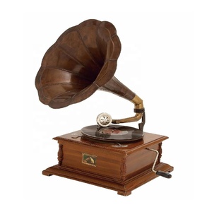 Gramófono vintage con base cuadrada de madera y corneta de latón con acabado dorado, gramófono funcional para decoración del hogar a precio de mayoreo. - Product Image 2