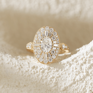 Bague de fiançailles vintage en or jaune 18 carats avec diamant ovale de 0,75 ct cultivé en laboratoire, certifié IGI, halo mosaïque, baguette conique et anneaux ronds - Product Image 2