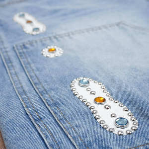 En gros, Shorts en jean de type charpentier à double genouillère, en denim, avec lavage personnalisé effet usé, bords bruts, ornés de clous, rivets, strass et pierres précieuses - Product Image 4