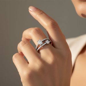 Bague Toi et Moi Crossover avec émeraude ronde de 1,00 carat et pierres mélangées - Product Image 6