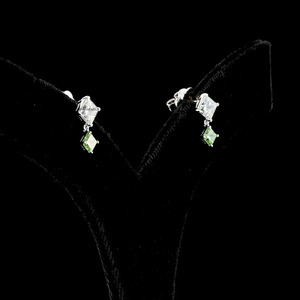 IGI Zertifizierte Labor-Gezüchtete Prinzessin-Schliff Diamant-Ohrhänger Lebhaftes Grün 10K 14K 18K Gold Minimalistischer Verlobungs- und Hochzeitsschmuck - Product Image 2