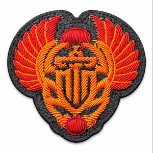 Patch brodé à la main en fil métallique 3D de luxe sur mesure, résistant à l'eau, respectueux de l'environnement, base en feutre de qualité supérieure - Product Image 1