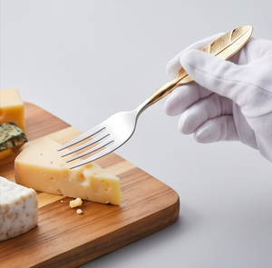 Ensemble de couteau, fourchette et cuillère à fromage avec manche en plumes dorées, en acier inoxydable, durable, pour la cuisine et la maison - Product Image 4