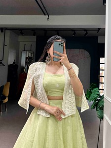 Lehenga brodé avec des détails en sequins et broderies, confectionné dans un tissu Allnen Crush doux, accompagné d'un chemisier et d'un koti. - Product Image 6