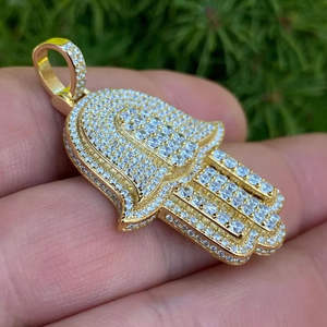 Colgante de Mano de Hamsa Chapado en Oro de Plata Esterlina 925 Totalmente Engastado con Moissanita, Joyería de Lujo Unisex Estilo Hip Hop, Collar de Moda - Product Image 1