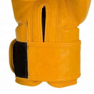Gants d'entraînement de boxe en cuir professionnels avec sangle de maintien du poignet, idéaux pour la boxe, le Muay Thai et le Kickboxing, logo et design personnalisés - Product Image 4