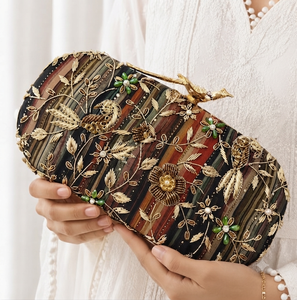 Bolso de Mano Tipo Clutch Casual de Alta Calidad con Bordado Floral de Media Luna y Perlas para Novias y Bodas - Product Image 4
