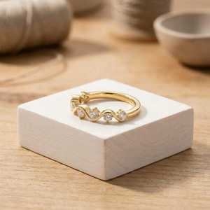 เพชรทรงกลม 0.25 กะรัต เพาะเลี้ยงในห้องปฏิบัติการ ตัวเรือนทองคำ 10k 14k 18k แบบหนามเตย สี E ความใส VVS ดีไซน์โค้งครึ่งวงกลม เครื่องประดับชั้นดี - Product Image 5