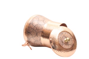 ถังน้ำทองแดง ดีไซน์คลาสสิก สำหรับใช้ในบ้าน ขนาดเล็ก 8000 มล. งานแฮนด์เมดคุณภาพพรีเมียม ตกแต่งลายโบราณ พร้อมก๊อกทองเหลือง น้ำหนัก 1.650 กก. - Product Image 4