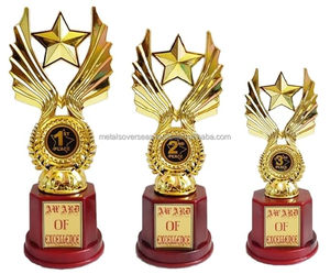 Moderno Juego de Trofeos de Cricket de Latón para los 3 Mejores Premios de Excelencia, Metal Fundido a Presión y Plástico, Marca Internacional - Product Image 1