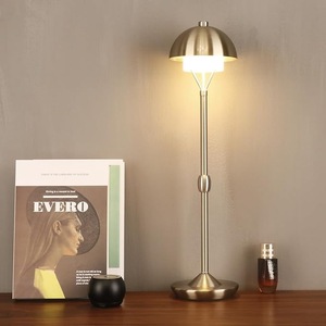 Lámpara de Mesa de Latón Hecha a Mano de Estilo Vintage con Detalles Grabados para Decoración Clásica del Hogar - Product Image 1