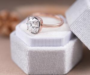 Bague de fiançailles en diamant de laboratoire taille ancienne style coussin, certifiée IGI, style vintage, unique, pour mariage, style antique - Product Image 3