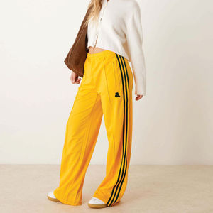 Pantalon décontracté jaune taille haute pour femme, coupe large, taille élastique, rayures latérales unies, coupe ample, longueur totale, en tissu éponge, idéal pour le printemps - Product Image 1