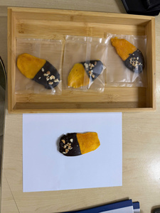Mangues séchées en tranches enrobées de chocolat avec miettes de noix, en-cas aux fruits, emballage personnalisé OEM ODM, vente en gros - Mme Grace - Product Image 4