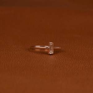 Anillo de Compromiso de Plata de Ley S925 con Moissanita VVs1 de Corte Esmeralda de 2 Quilates con Certificado GRA, Cuatro Garras, Joya Fina, Regalo para Mujer - Product Image 2