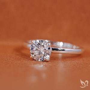 แหวนเพชรทรงกลม 1 กะรัต ได้รับการรับรองจาก IGI เพชรเพาะเลี้ยงในห้องปฏิบัติการ ตัวเรือนทองคำแท้ 10K แหวนแต่งงานแบบวงแหวนซ่อน - Product Image 2