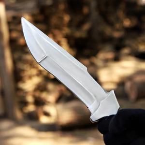Cuchillo de caza hecho a mano de acero inoxidable con punta curva, mango de madera y funda de cuero para uso en exteriores. - Product Image 6