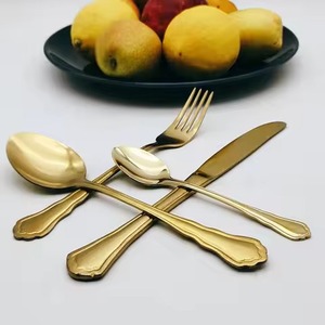 Ensemble de couverts en métal doré contemporain pour la présentation de table dans les restaurants de luxe et à la maison - Product Image 1