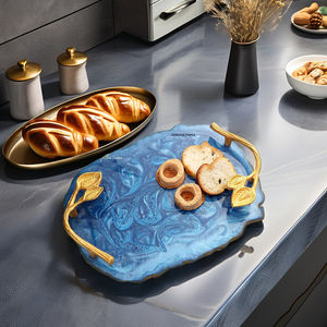 Bandeja Decorativa de Resina Epoxi Azul Océano con Elegante Asa Dorada, Diseño Geométrico Moderno, Horizontal, Multiusos, para Aperitivos y Queso - Product Image 1