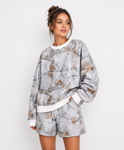 Achetez un ensemble de shorts 2 pièces pour femmes personnalisé, imprimé floral gris, sweat-shirt à col rond, coupe ample, tenue décontractée pour toutes les saisons - Product Image 1
