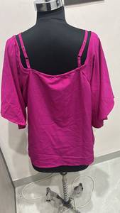 Blouse unie magenta à col en V et bretelles, manches courtes évasées, qualité supérieure, pour femme, vente en gros - Product Image 4