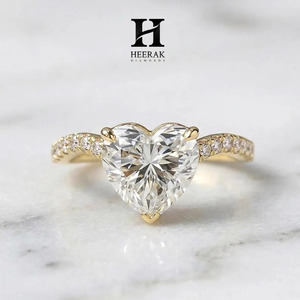 Bague de fiançailles de luxe en or jaune 14 carats avec diamant de laboratoire taille cœur et pavé, bague de mariage pour mariée, bijoux en gros - Product Image 1