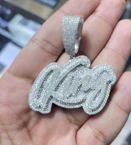 Colgante de plata de ley 925 con nombre personalizado, diamante de moissanita VVS, estilo hip hop, con letras en relieve, para hombre. - Product Image 1
