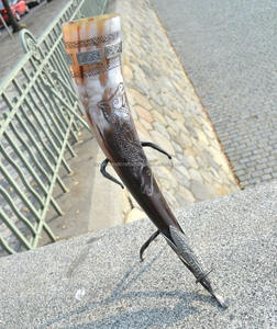 Cornes à boire viking avec support en corne de buffle fabriquées par Tayyab Handicraft - Product Image 1