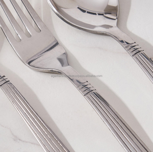 Cuchara de Acero Inoxidable con Acabado de Espejo de Lujo, Mango Largo, Antideslizante y Apta para Lavavajillas, para Bodas y Banquetes - Product Image 3