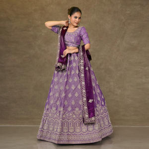 Lehenga Choli en soie brodée de designer indien avec dupatta |   Tenue de soirée longue pour femme, idéale pour les mariages et les occasions spéciales, avec broderies Zari - Product Image 2