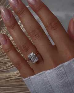 แหวนเพชรทรงคุชชั่น 4 กะรัต รับรองโดย IGI ขายส่ง แหวนขอแต่งงานสามเม็ด ทอง 14k แหวนเพชร CVD HPHT เพาะเลี้ยงในห้องปฏิบัติการ จากผู้ผลิต - Product Image 3