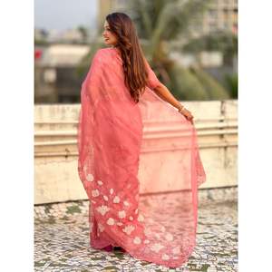 Sari de Seda Pura Chanda Kora Hecho a Mano con Bordado Floral, Apliques Buttis, Borde Calado, Silueta Recta, Estampado Floral en Chifón - Product Image 2