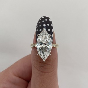 Bague de fiançailles et d'anniversaire en or jaune plaqué rhodium avec diamant taille marquise de 6,10 carats et pavé conique - Product Image 3