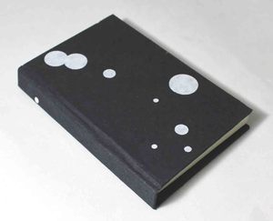 Cuadernos de tapa dura con estampado moderno de puntos blancos y negros, papel de algodón con cubierta negra, cuaderno elegante y con estilo. - Product Image 1