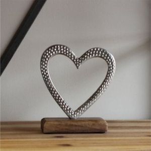 Escultura Decorativa de Metal con Forma de Corazón sobre Base de Madera, Acabado Plateado Martillado, para Mesa, Artesanal, Regalo Romántico, Decoración del Hogar - Product Image 1
