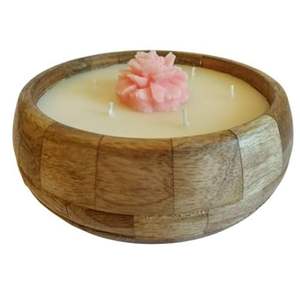 Bougie artisanale en pot en bois avec des fleurs pastel incrustées flottant dans de la cire de soja crémeuse, parfum d'ambiance romantique pour la maison. - Product Image 2