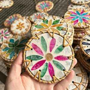 Sous-verre rond classique en rotin de couleur personnalisée avec motif de perles bleues, résistant à la chaleur, écologique, durable, décoration de table - Product Image 1